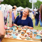 Artesã local vendendo seus produtos em feira ao ar livre