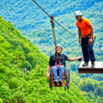 Cadeirante praticando tirolesa com equipamento adaptado.