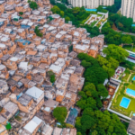 Favela e condomínio de luxo lado a lado no Rio de Janeiro
