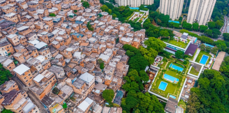 Favela e condomínio de luxo lado a lado no Rio de Janeiro