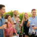 Pessoas degustando vinho em vinícola durante turismo experimental.